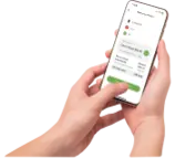 Usuario desplazándose por la pantalla de un smartphone que muestra información de pago en una aplicación.