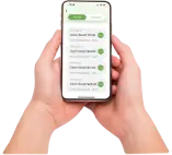 Primer plano de la mano de un usuario sosteniendo un smartphone con una lista de recargas disponibles de distintos montos.