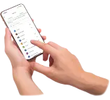 Mano de un usuario sosteniendo un smartphone que muestra una lista de países en una aplicación para recargas móviles.